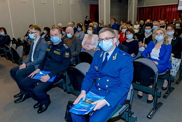 Действовать в соответствии с буквой закона